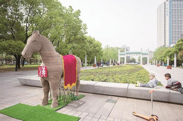 為武漢馬拉松加油 3D概念打印馬亮相武漢
武漢馬拉松,東莞馬拉松,3D打印馬,3D打印機(jī)器人,3d打印平臺,e鍵打印