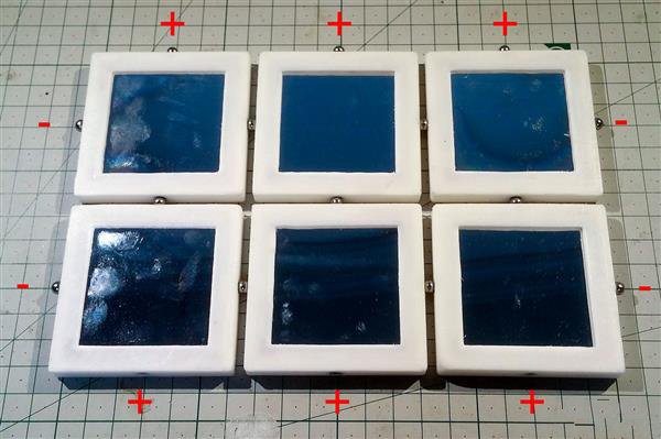 性感與高科技的結(jié)合 美女創(chuàng)客SexyCyborg又造3D打印LED鏡面塊裙子