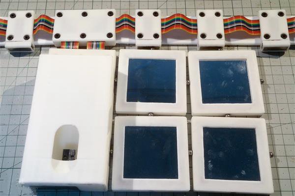 性感與高科技的結(jié)合 美女創(chuàng)客SexyCyborg又造3D打印LED鏡面塊裙子