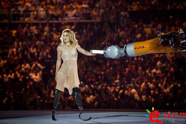 3D打印服裝_殘奧會開幕式之星Amy Purdy的3D打印連衣裙閃耀舞臺