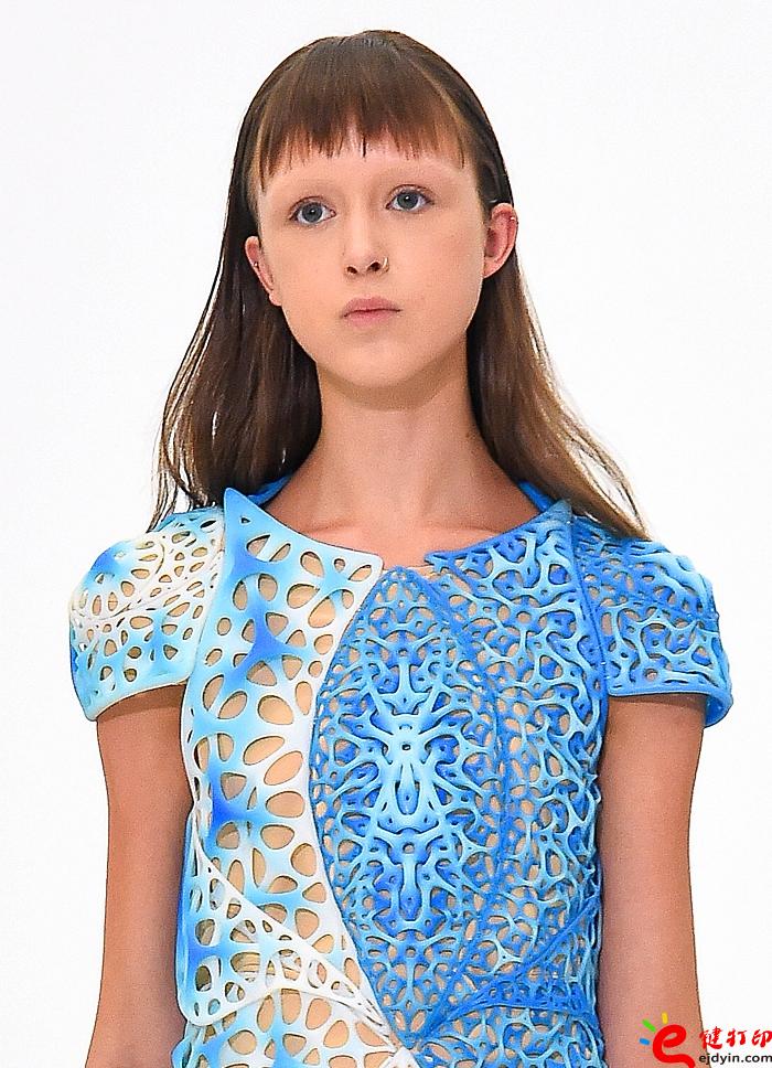 threeASFOUR在紐約時裝周盡情展示無孔不入的3D打印技術設計服裝特點