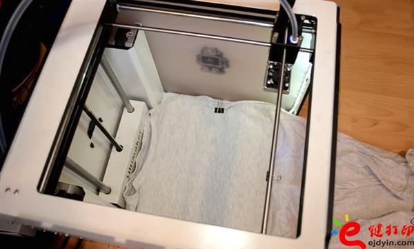 將T恤鋪在構建板上-3D打印培訓設計簡易教程 DIY個性定制自己的T恤3D打印裝飾